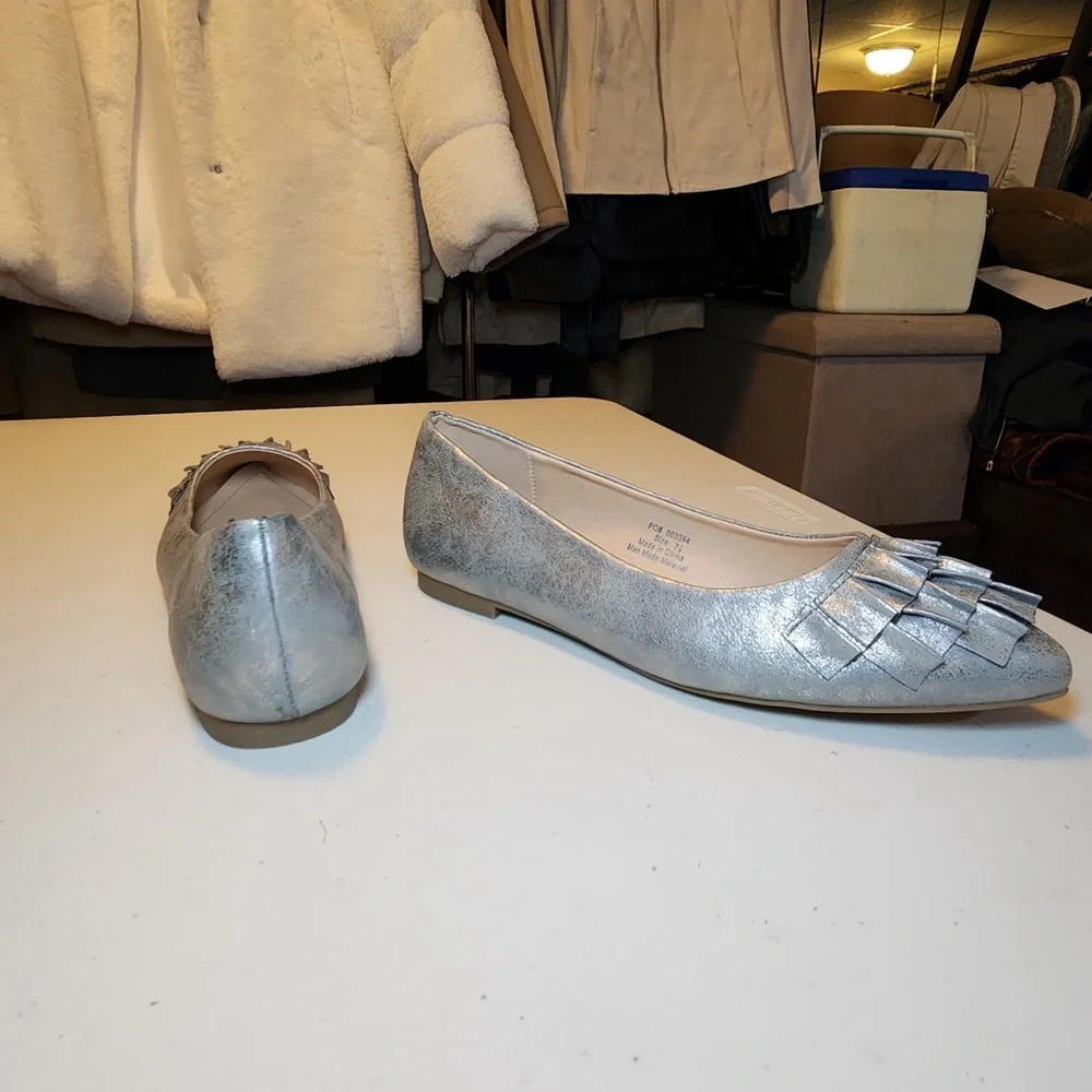 New Journee Collection Women’s Pewter Judy Flats with Ruffle Trim Vegan Leather‎